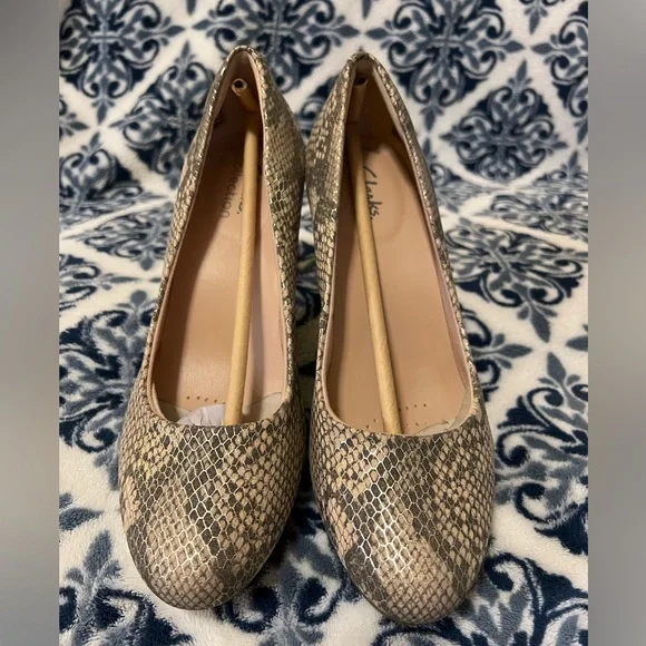 NWT, 6 1/2 Clarks Women's Ambyr Joy Pump, Beige Metallic - Picture 2 of 11